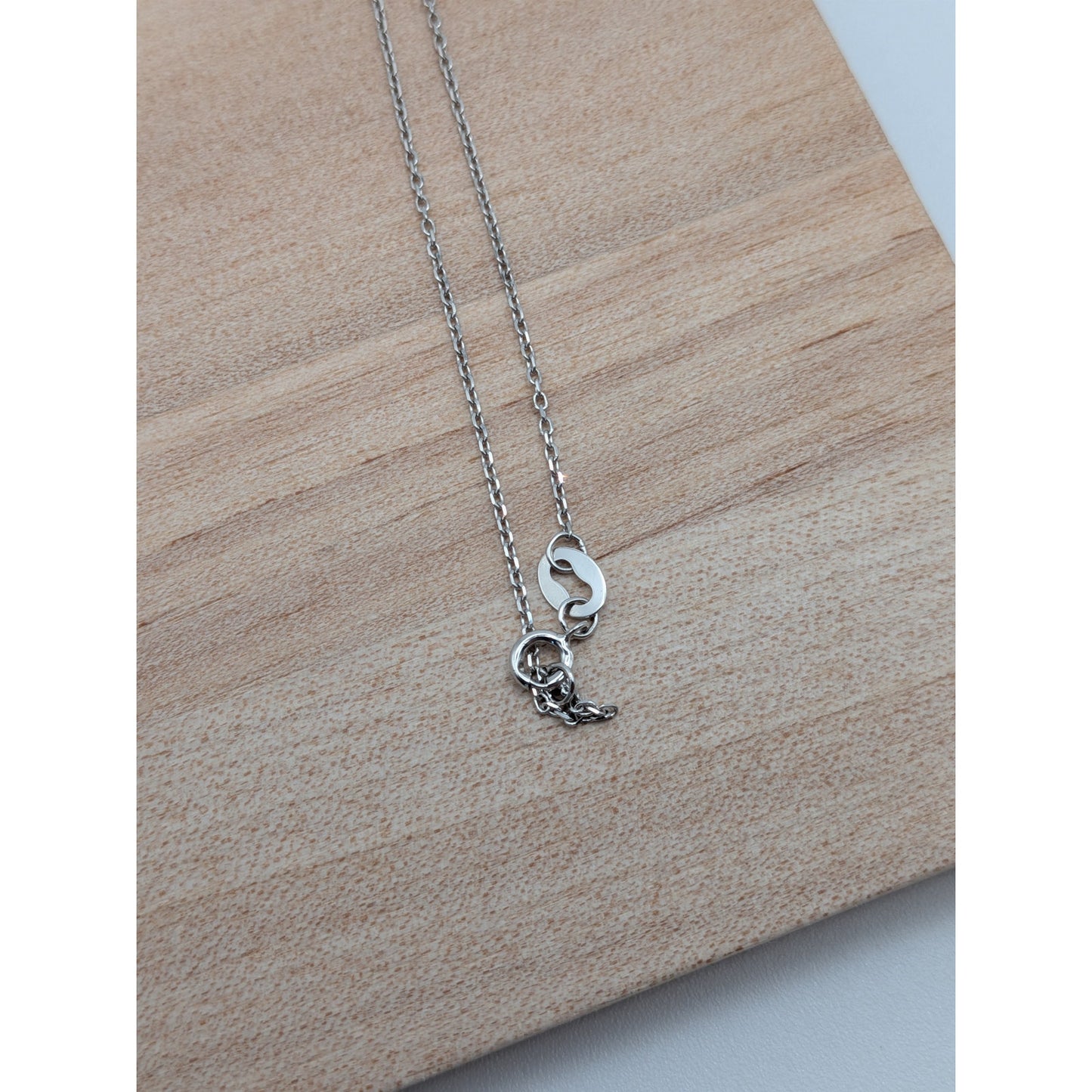 Preowned 14k White Gold Dainty "V" Pendant Necklace 18in