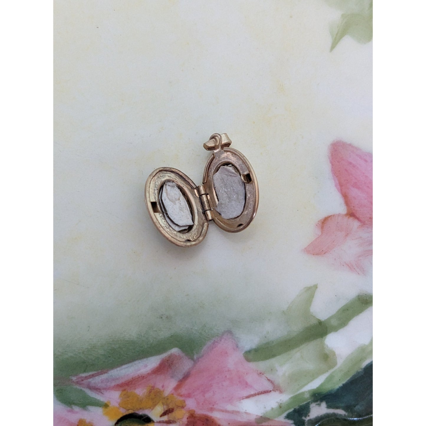 Vintage 14k Etched Heart and Leaves Mini Locket Pendant