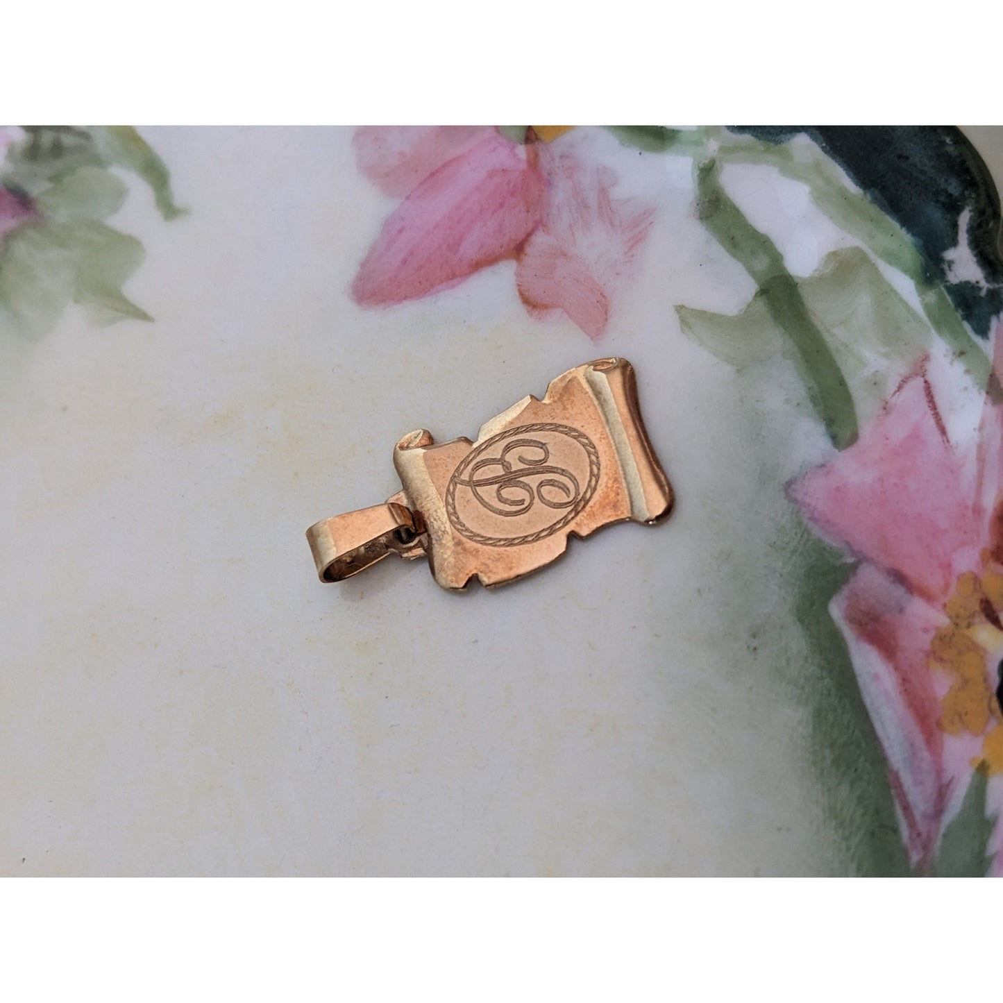 Vintage 18k Yellow Gold Scroll with "B" Initial Pendant