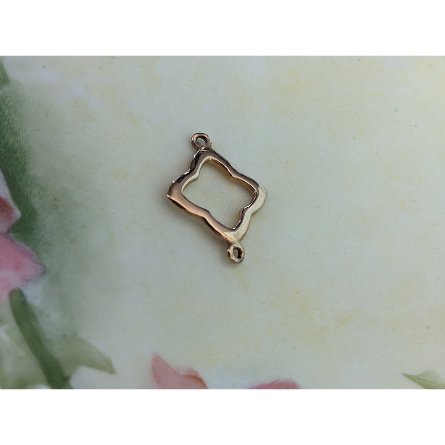 Estate Unmarked 14k Yellow Gold Wavy Flower Clover Charm Link Connector