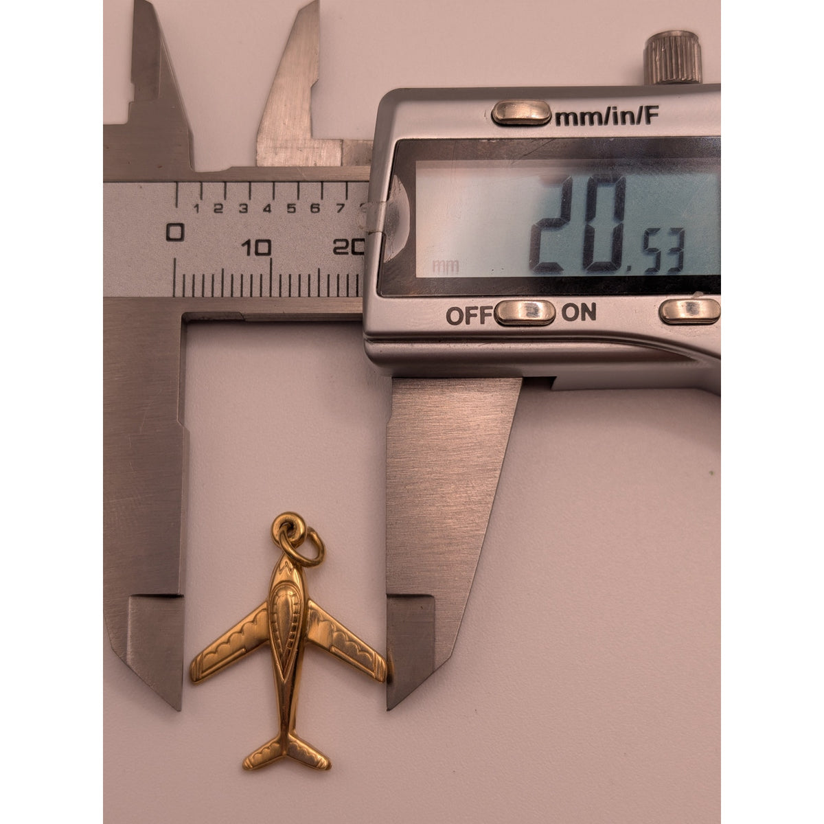 Vintage Unmarked 18k Solid Gold 3D Airplane Charm w/ Jump Ring (open)