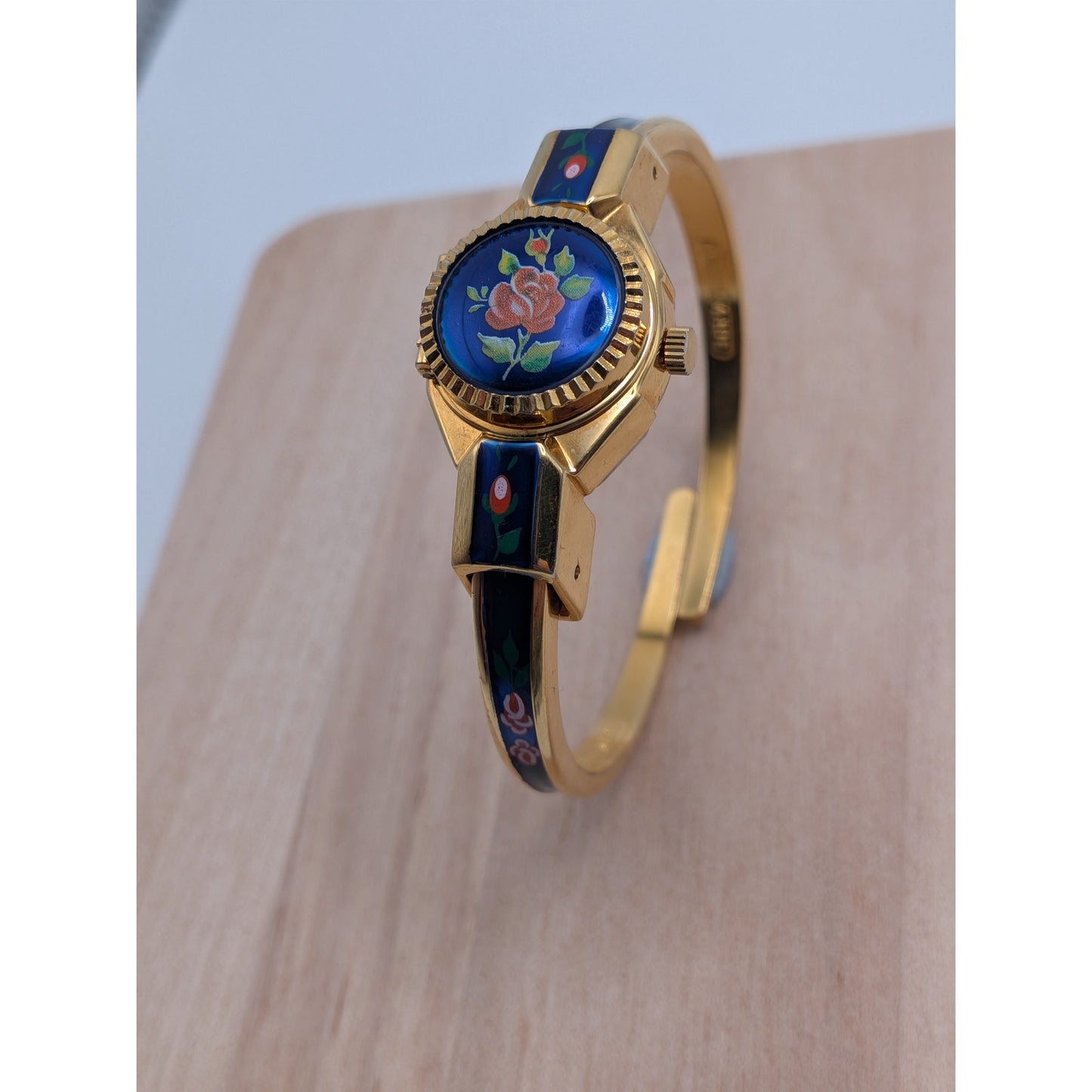 Vintage Itraco Gold Tone Peekaboo Watch Blue Enamel Red Flowers
