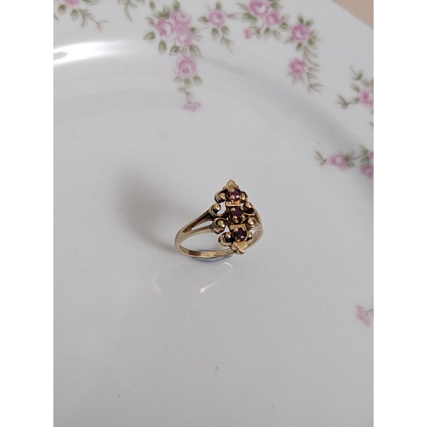 Vintage 10k Yellow Gold with 3-stone  Red Gems Ring Size 8