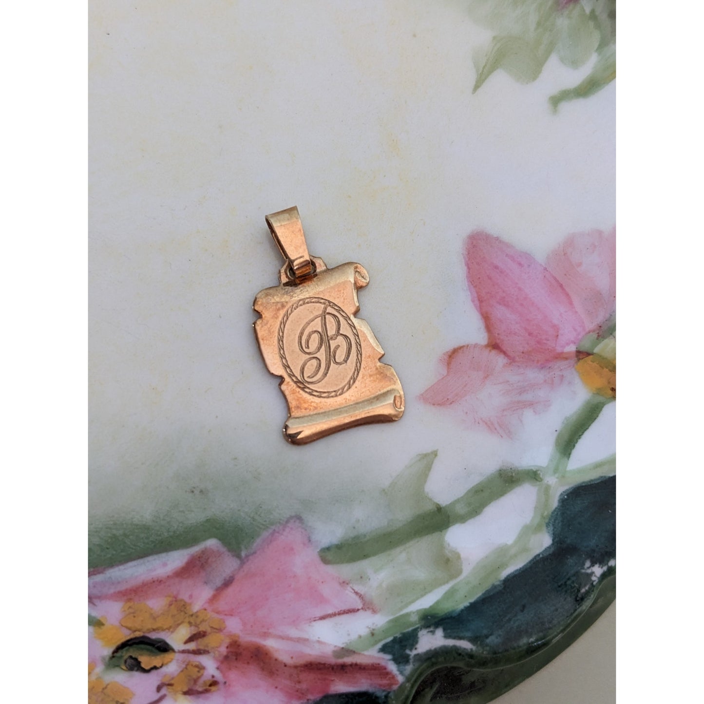 Vintage 18k Yellow Gold Scroll with "B" Initial Pendant