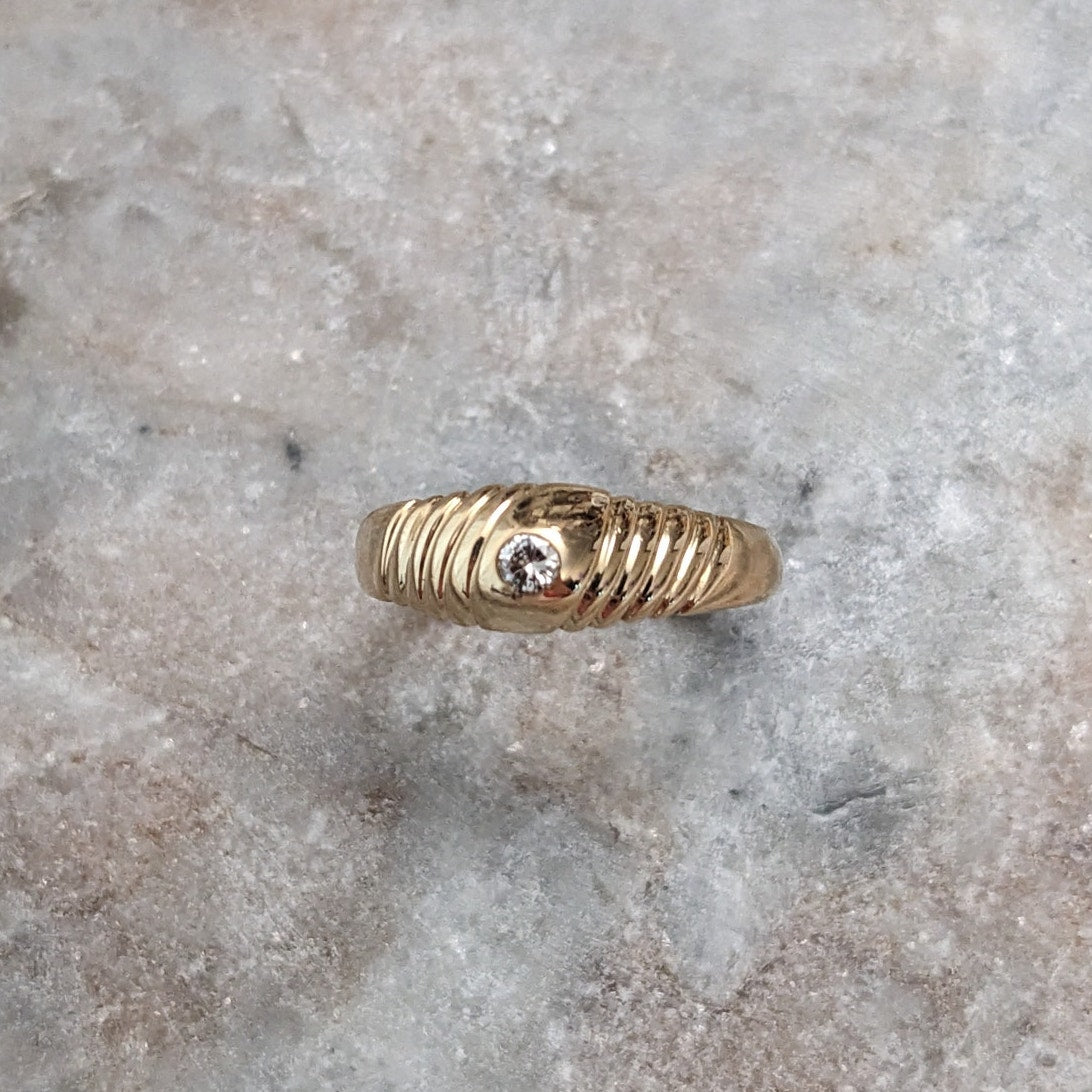 Vintage 14k Yellow Gold Scallop with Diamond Accent Ring Size 6.5