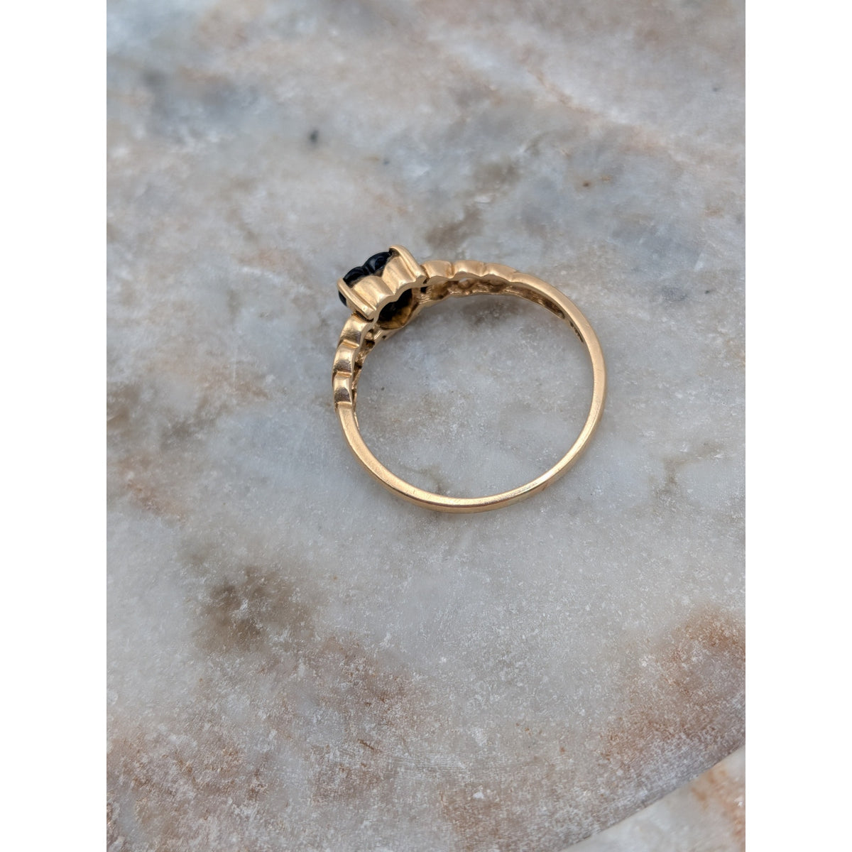 Vintage 14k Solid Gold Heart Pattern Ring Band with Heart Sapphire Size 7.25