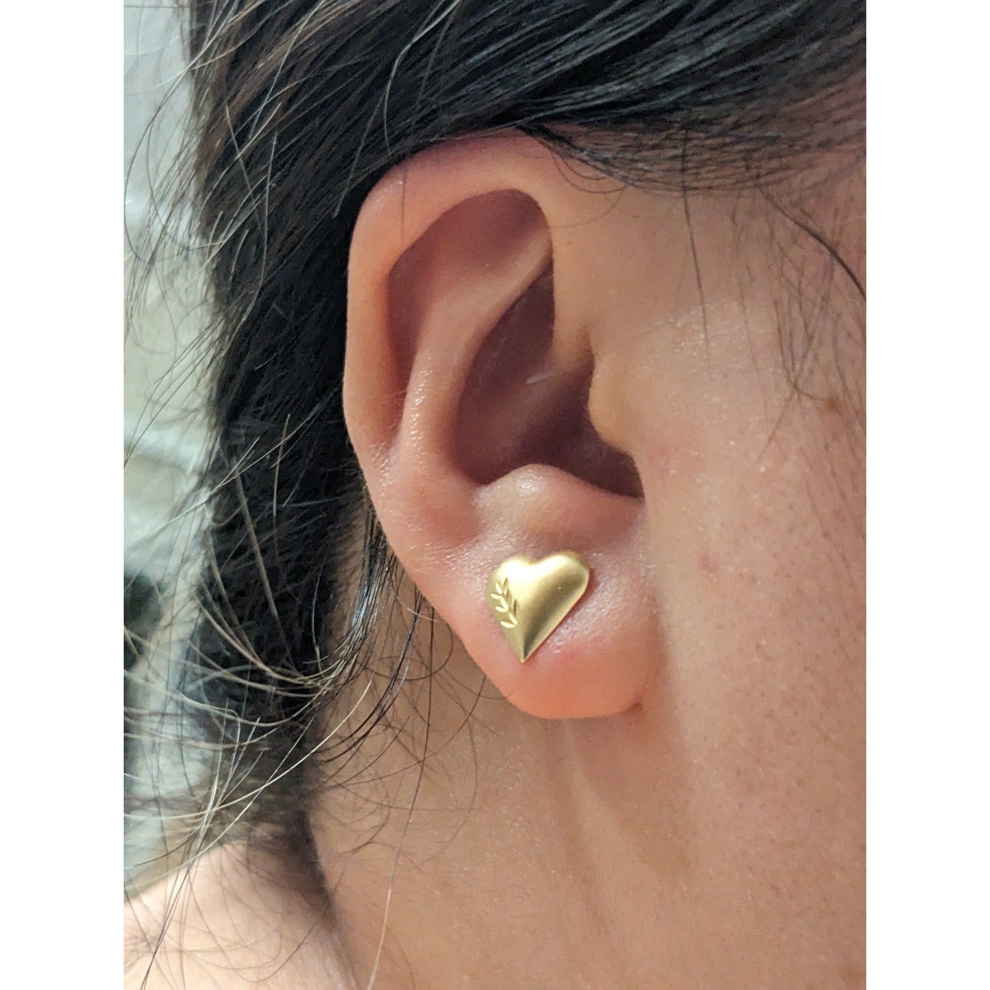 Vintage 14k Yellow Gold Lightweight Small Dainty Heart Leaf Etch Stud Earrings
