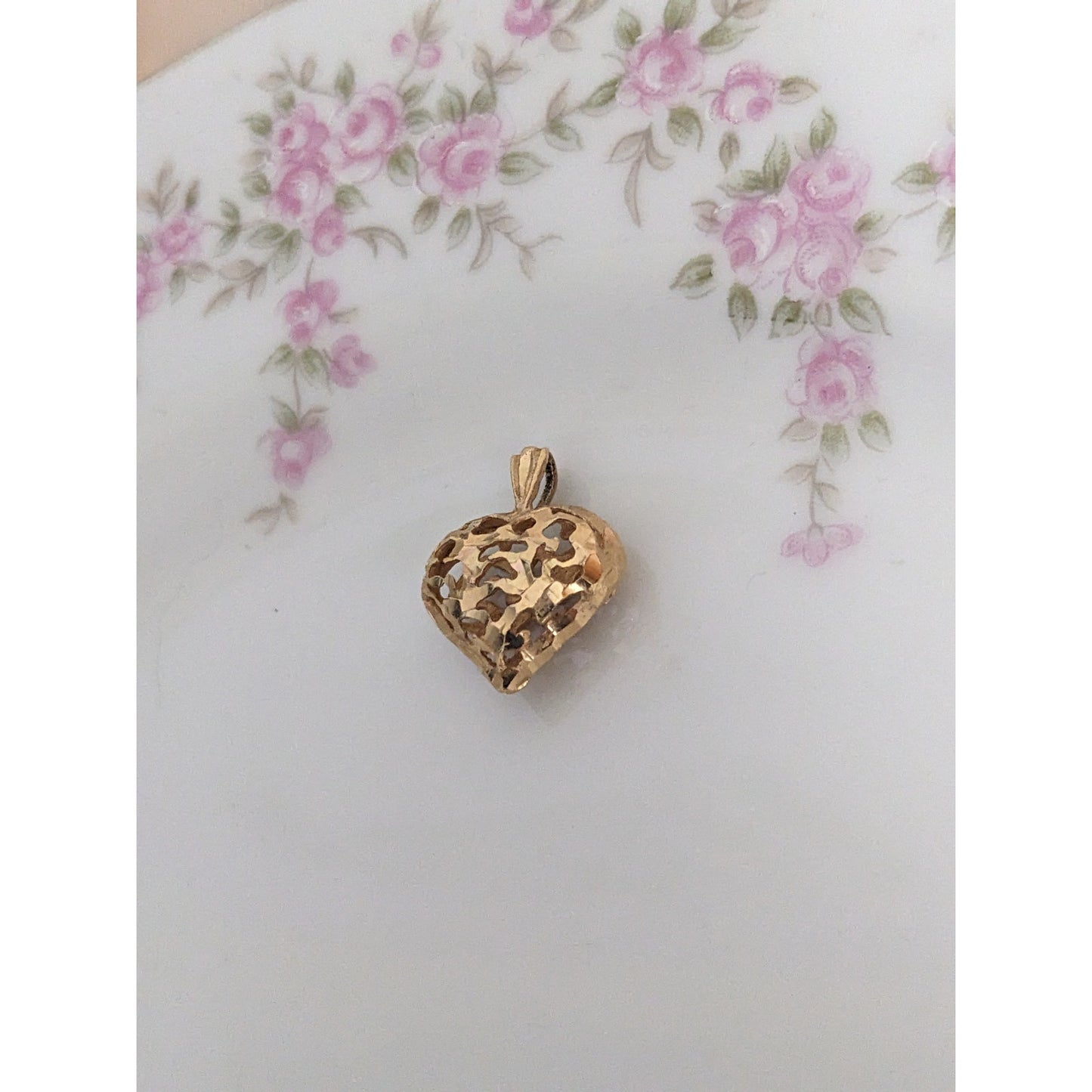 Vintage 14k Yellow Gold Puffy Openwork Filligree Heart Pendant