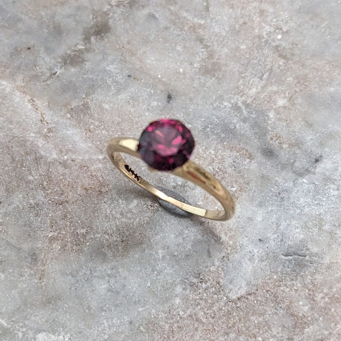 Estate 14k Yellow Gold with Garnet Solitaire Ring Size 7.25