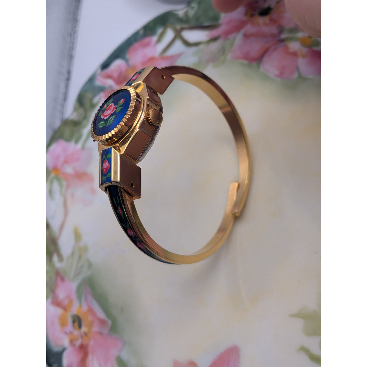 Vintage Clowat Gold Tone Peekaboo Manual Watch Blue Enamel Red Flowers