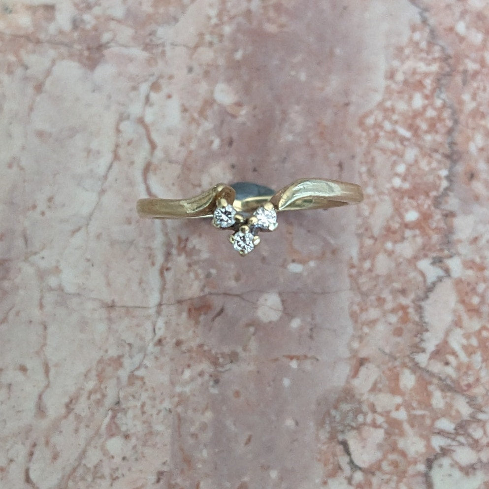 Estate 14k Yellow Gold Thin Dainty Trio White Stone Chevron Ring Size 6.25
