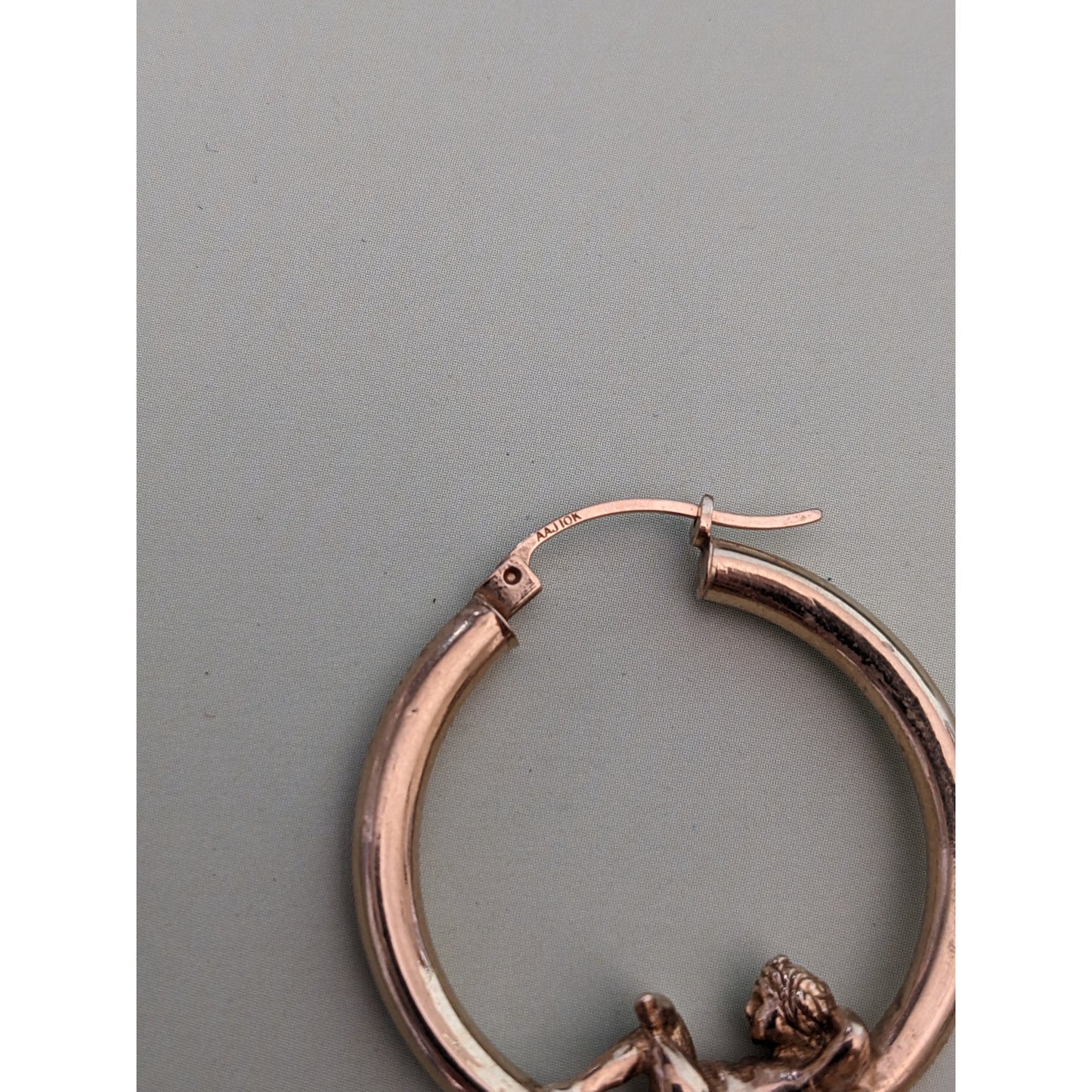 FLAW Vintage 10k Yellow Gold Cherub Angels Laying on Hollow Hoop Earrings