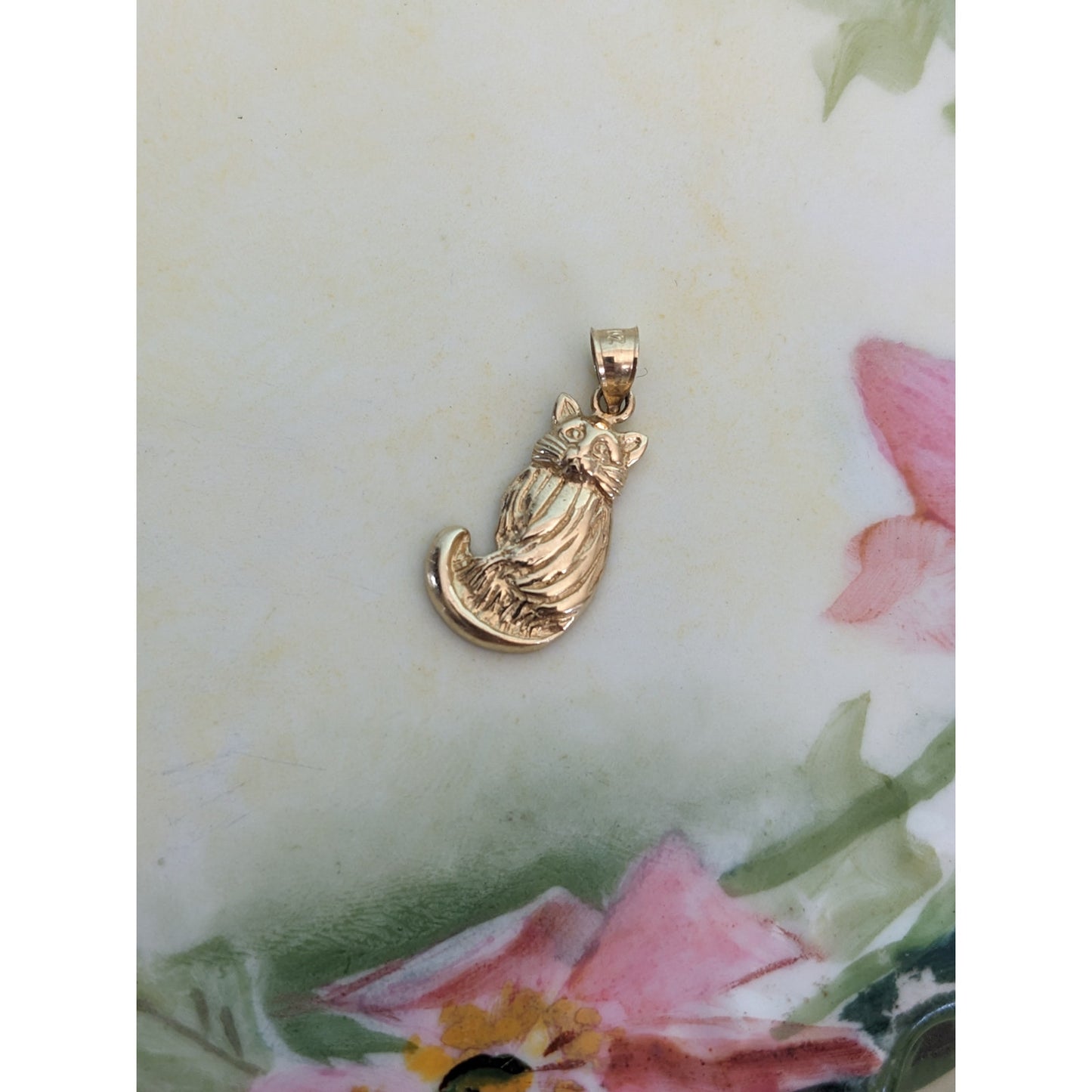 Vintage 14k Carved Kitty / Cat Charm Pendant