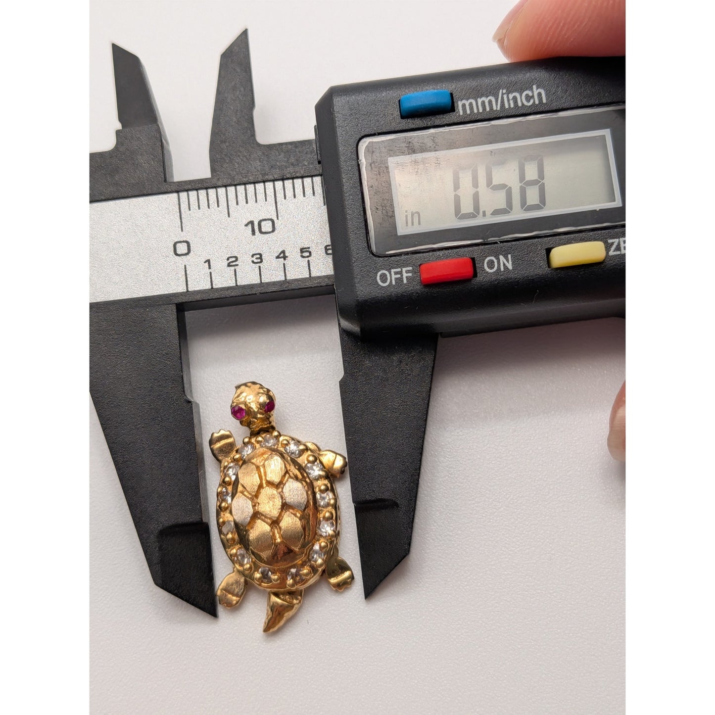 Vintage Unmarked 10k Gold Articulated Sea Turtle Pendant