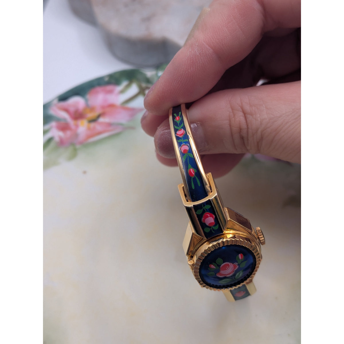 Vintage Clowat Gold Tone Peekaboo Manual Watch Blue Enamel Red Flowers