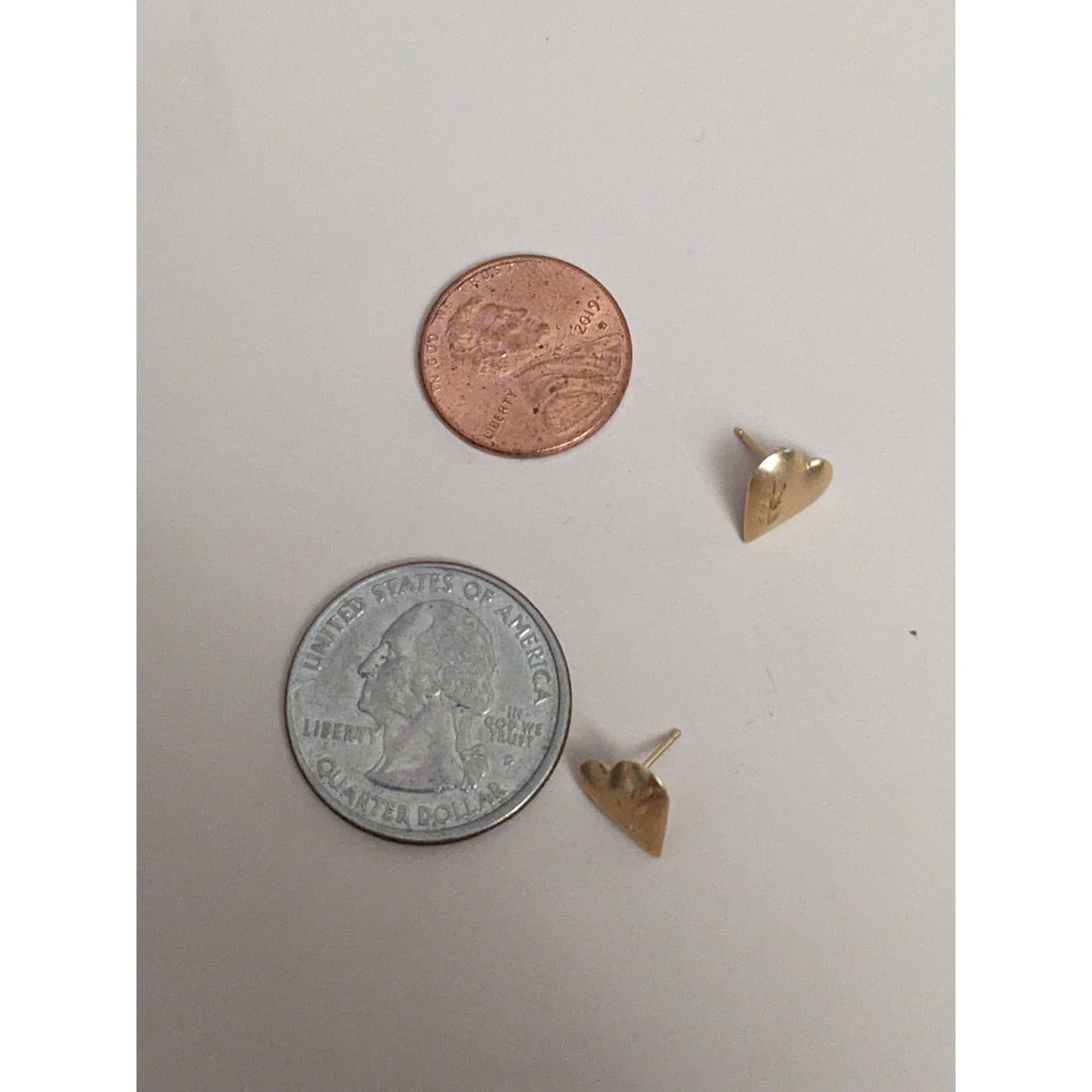 Vintage 14k Yellow Gold Lightweight Small Dainty Heart Leaf Etch Stud Earrings