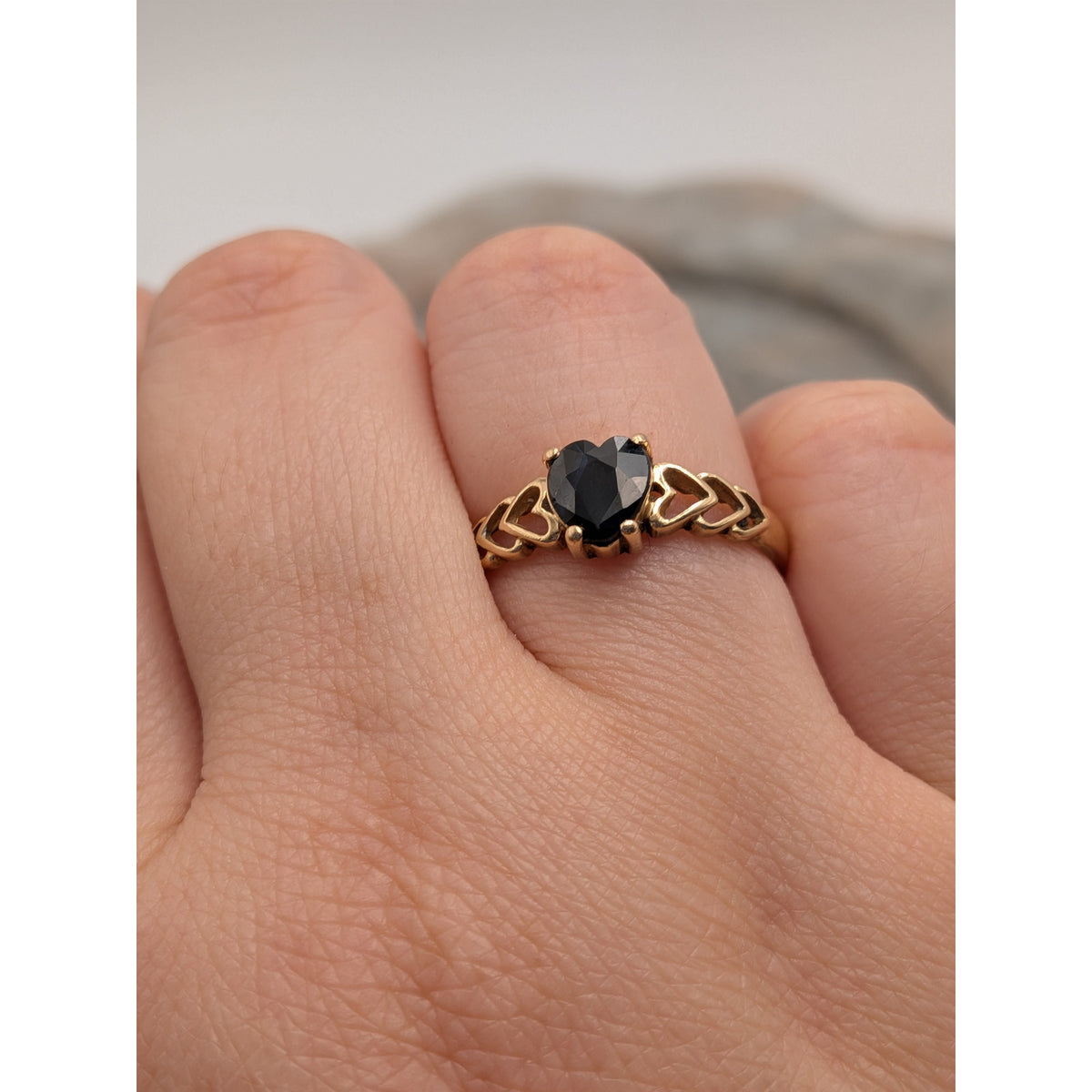 Vintage 14k Solid Gold Heart Pattern Ring Band with Heart Sapphire Size 7.25