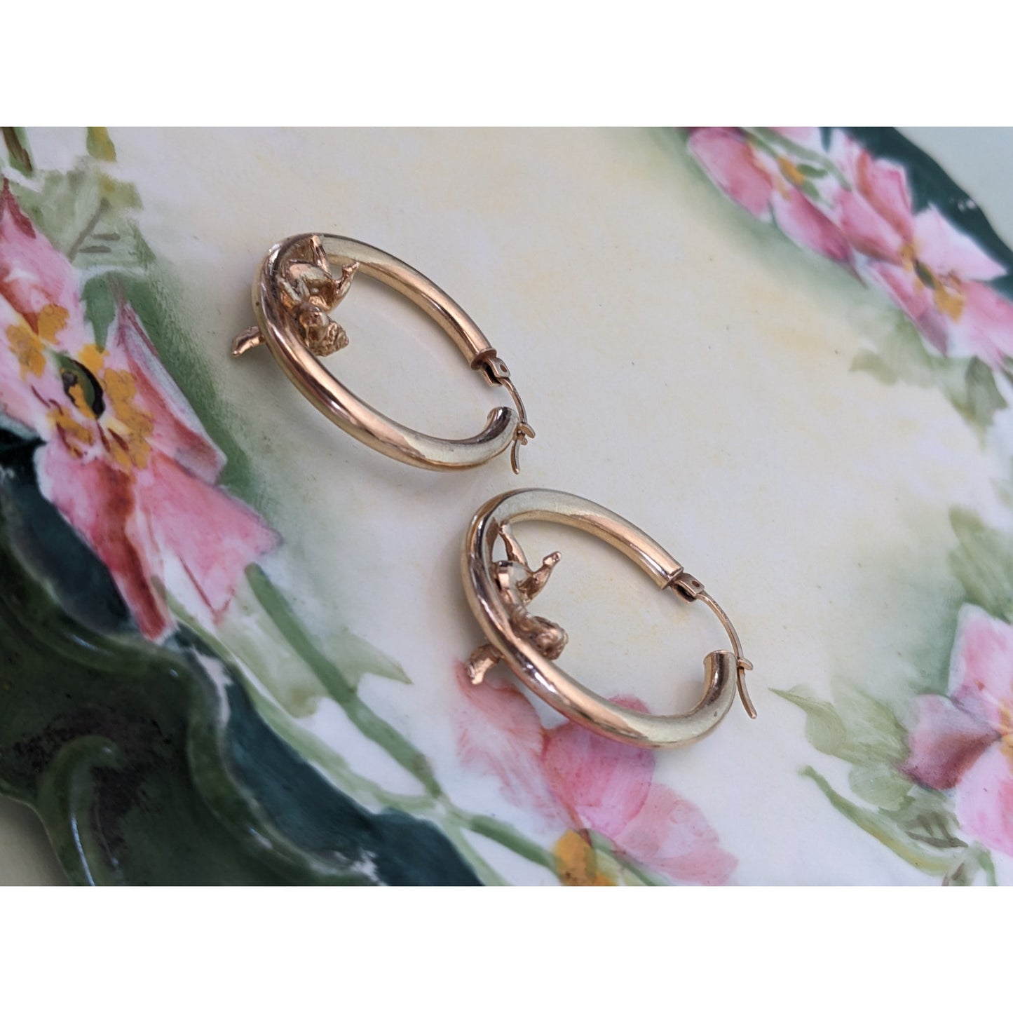 FLAW Vintage 10k Yellow Gold Cherub Angels Laying on Hollow Hoop Earrings