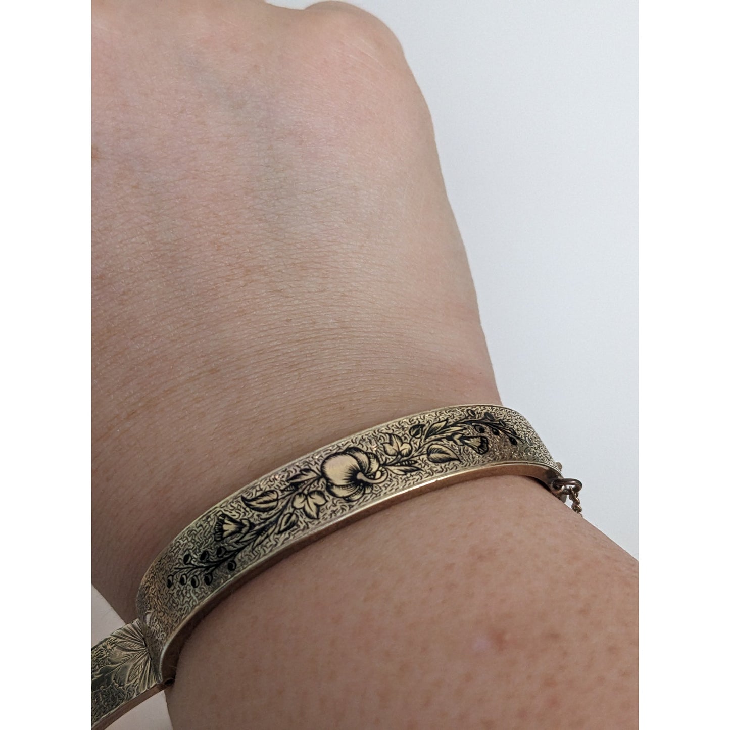 Vintage Unmarked 10k Yellow Gold Hollow Bangle Bracelet with Flower Etchings