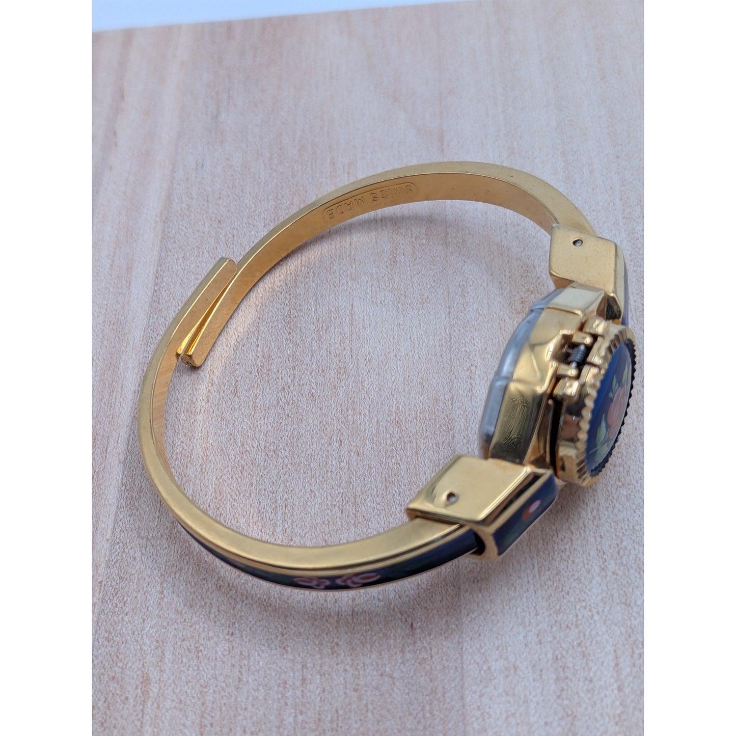 Vintage Itraco Gold Tone Peekaboo Watch Blue Enamel Red Flowers