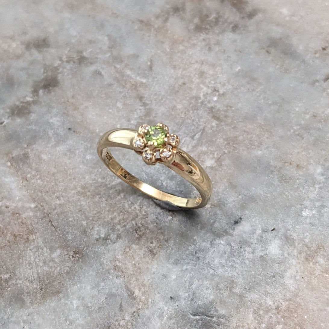 Estate 14k Yellow Gold Dainty Green Peridot Floral Ring Size 6.25