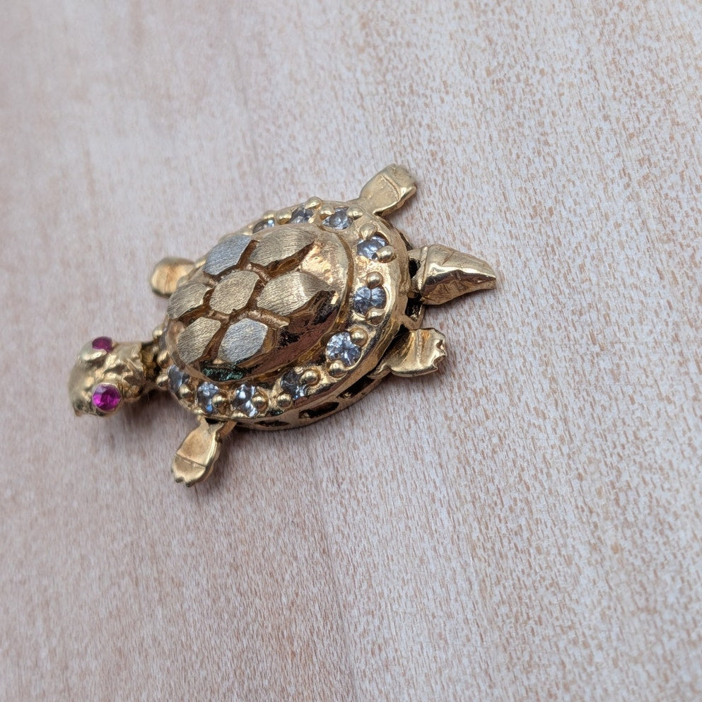 Vintage Unmarked 10k Gold Articulated Sea Turtle Pendant