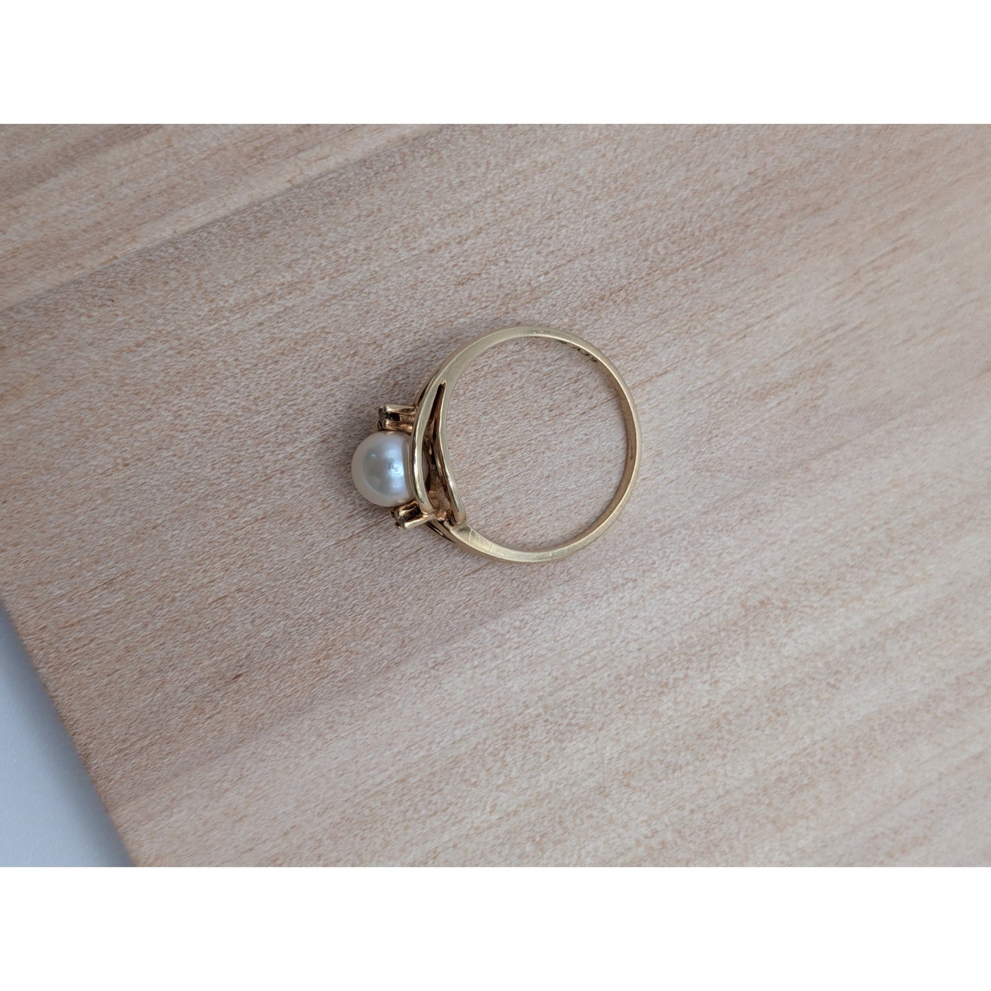Vintage 6k Yellow Gold Twist Pearl and Diamond Accent Ring Size 6.25