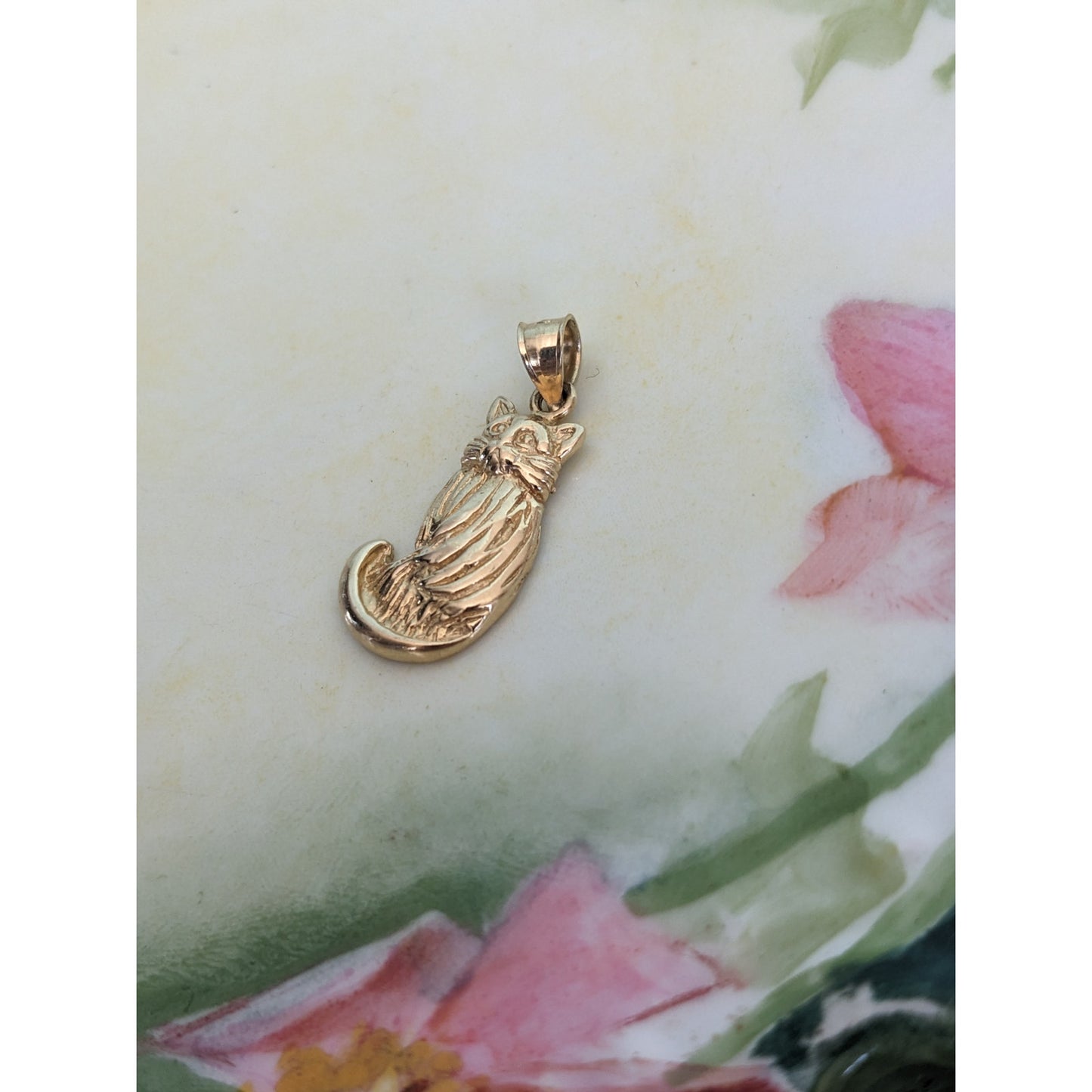 Vintage 14k Carved Kitty / Cat Charm Pendant