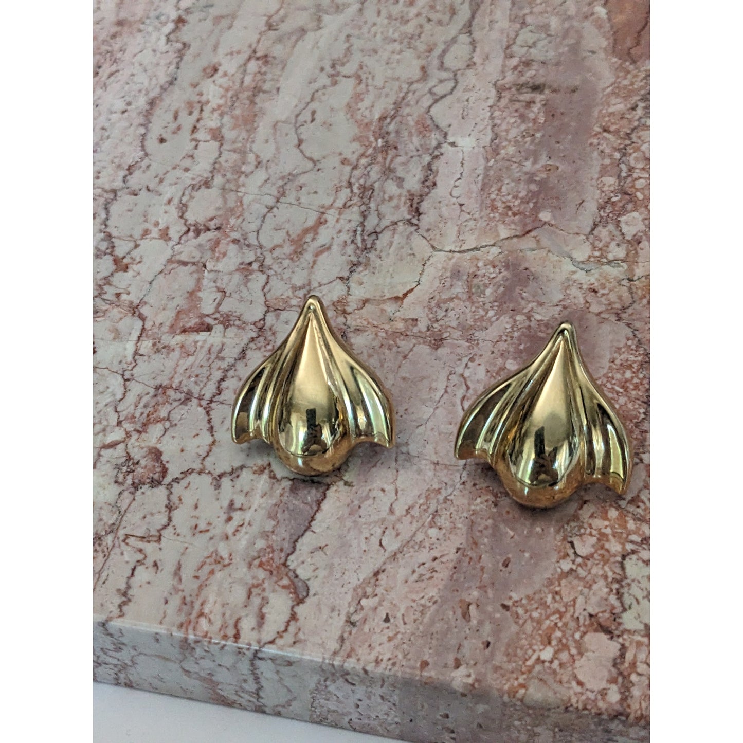 Vintage 14k Yellow Gold Italy Hollow Scalloped Earrings Omega Backs
