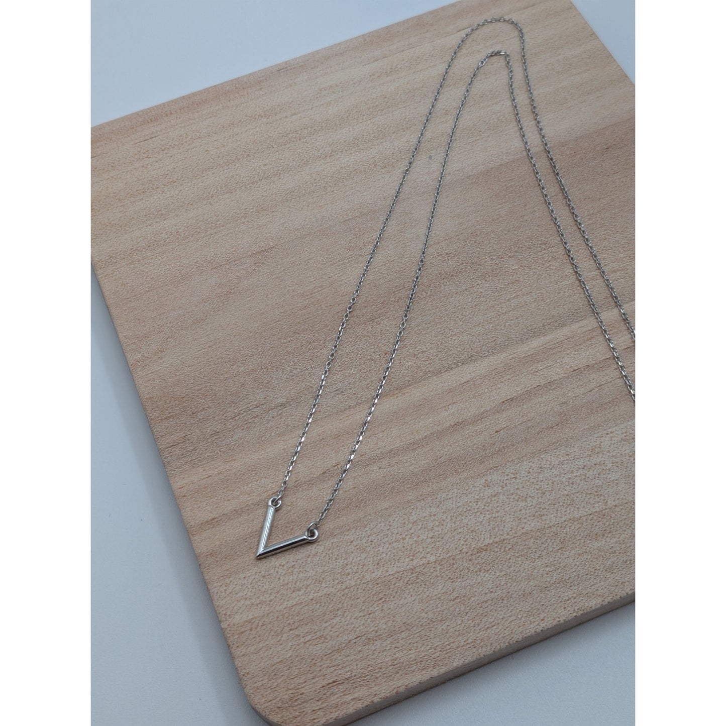 Preowned 14k White Gold Dainty "V" Pendant Necklace 18in