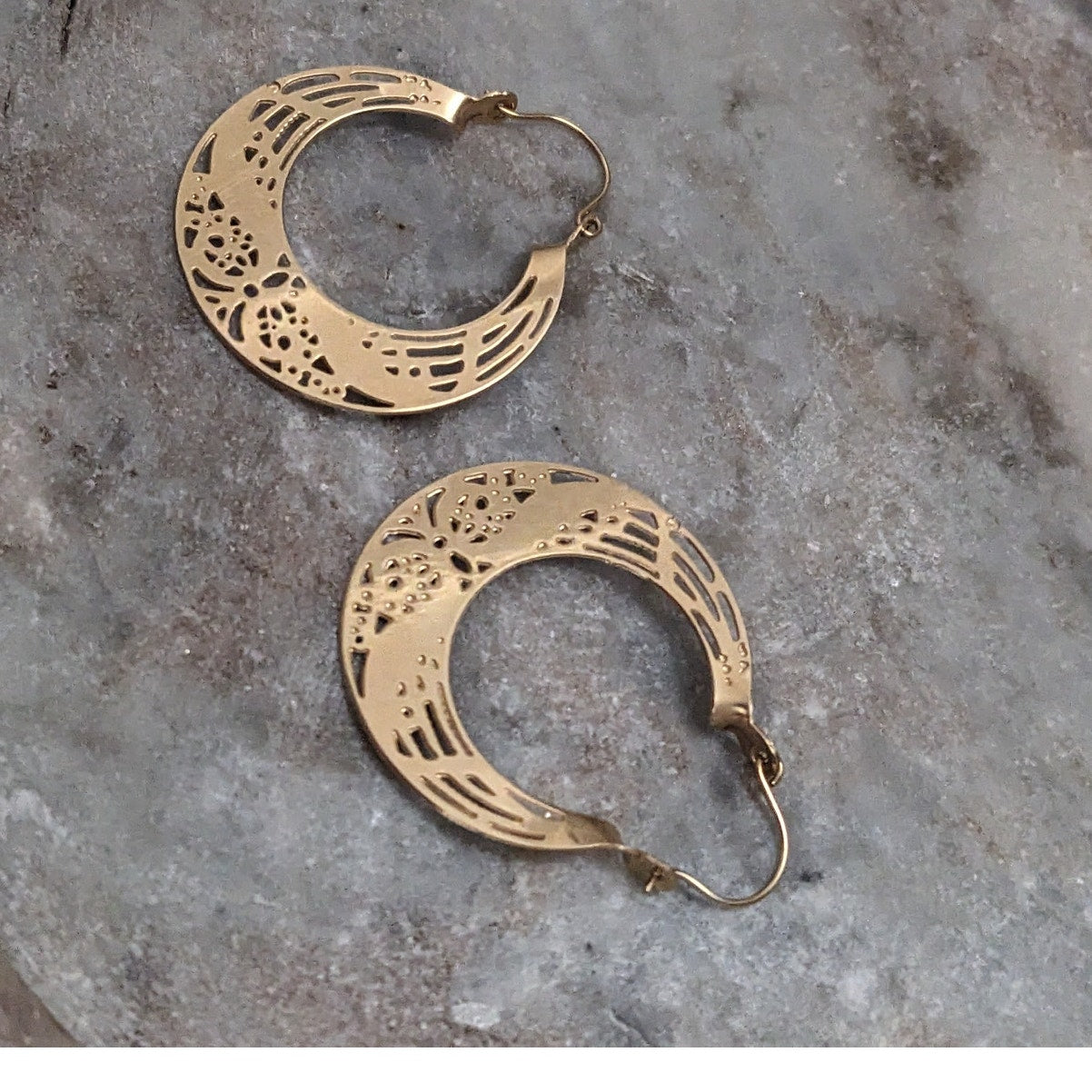 Vintage 14k Yellow Gold Swirl Filigree Flat Graduated Hoop Earrings