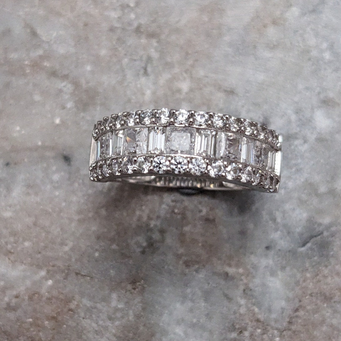 Preowned 14k White Gold with Baguette and Round CZs Band Ring Size 7