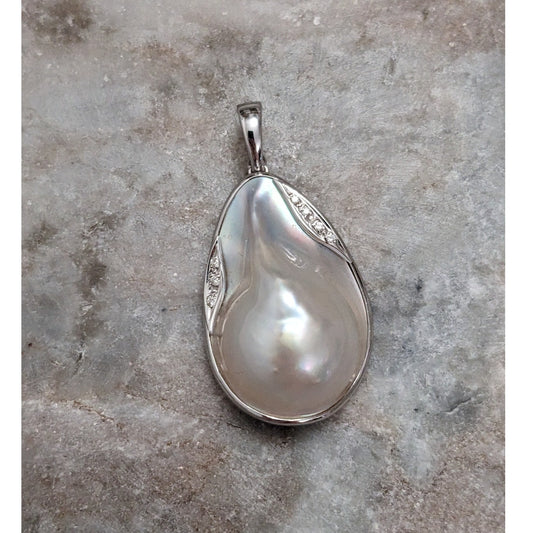 Vintage 14k White Gold Iridescent Mabe pearl 0.05ct Diamond Accent Pendant