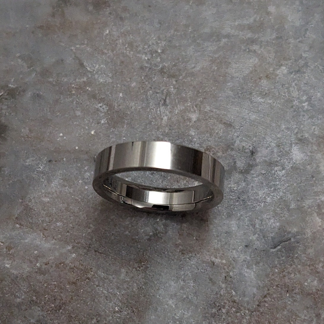 Preowned 14k White Gold 4mm Simple Wedding Band Ring Size 5