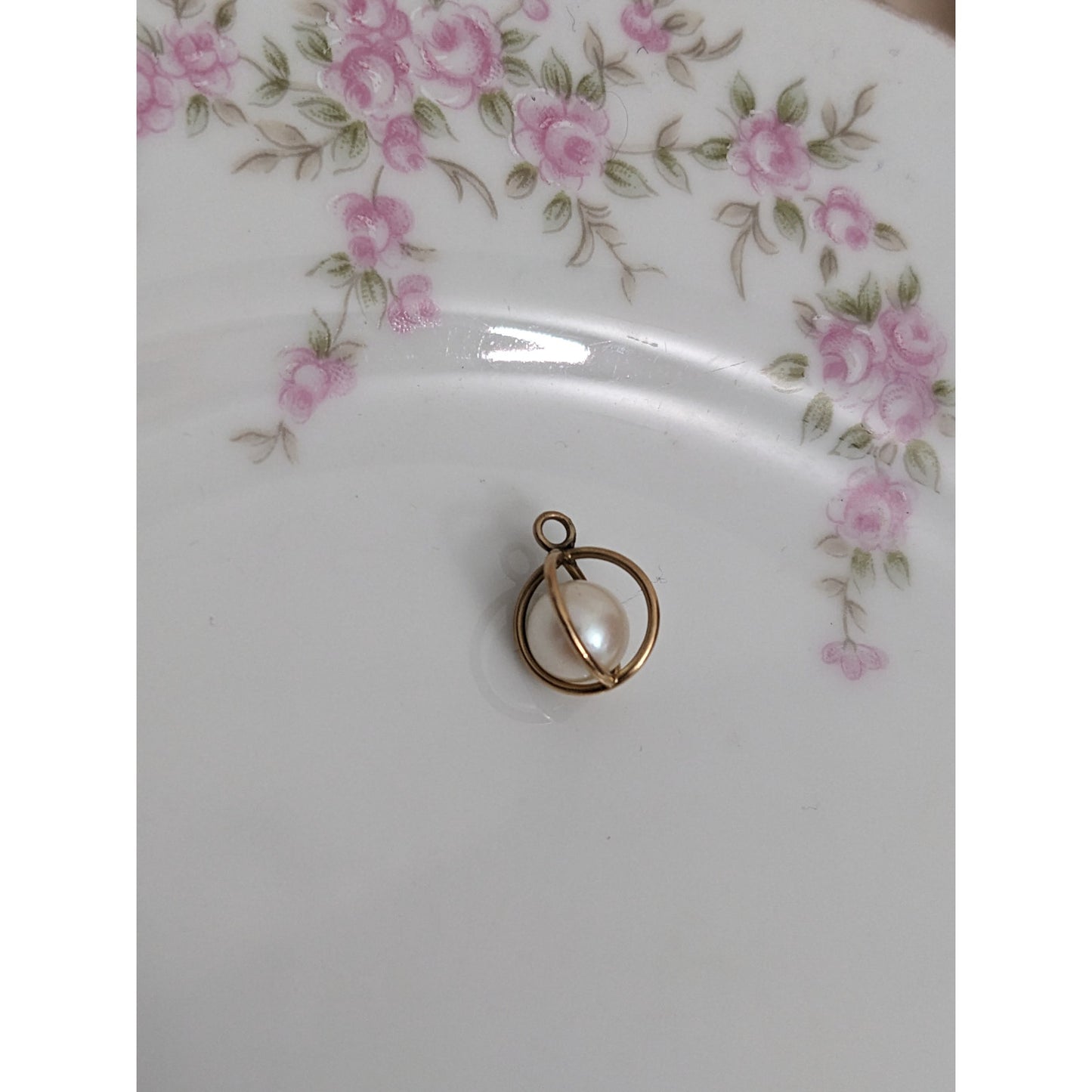 Vintage Unmarked 14k Yellow Gold Circular Case with Pearl Inside Charm Pendant